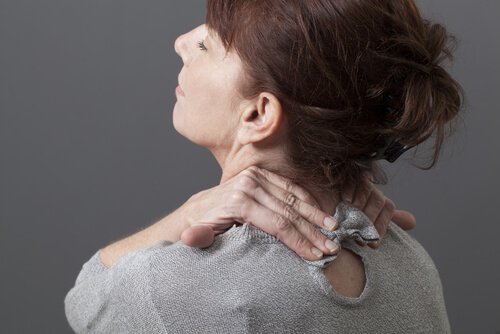 Eines der Symptome von Schleudertrauma sind Nackenschmerzen.
