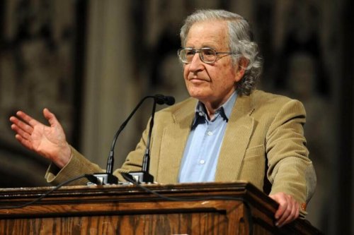 Noam Chomsky hält einen Diskurs