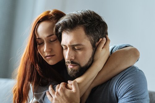 Ein Paar, das sich mit geschlossenen Augen umarmt - die bipolare Störung kann kontrolliert werden