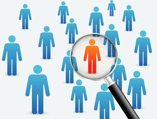 Eine Person in rot zwischen anderen Personen in blau