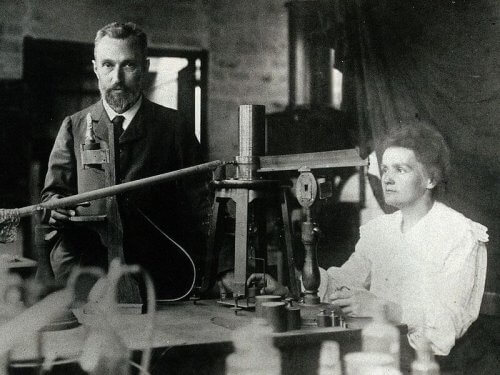 Pierre und Marie Curie machten wichtige Entdeckungen im Bereich der Physik und Chemie.