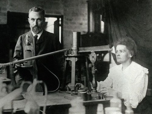 Pierre und Marie Curie machten wichtige Entdeckungen im Bereich der Physik und Chemie. 