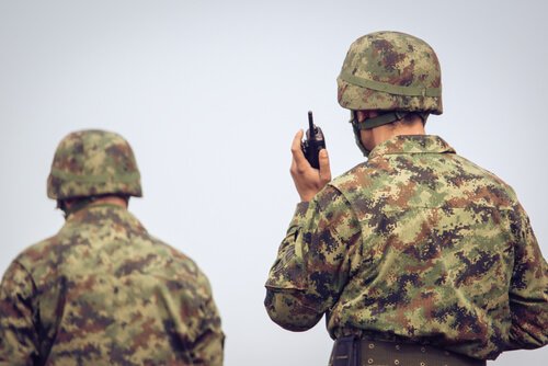 Während des Zweiten Weltkriegs arbeitete Carl Hovland für das US-Verteidigungsministerium und forschte über Motivation und Einstellungsänderungen bei Soldaten.