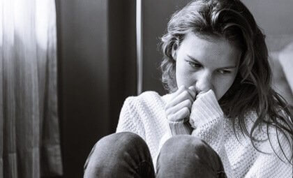 Traurige Frau muss emotionalen Wortschatz ausbauen