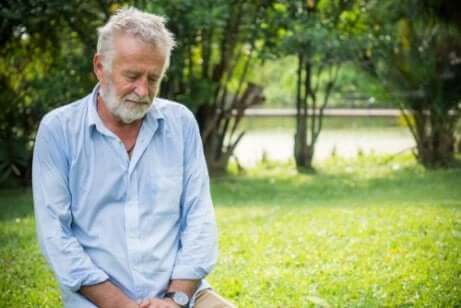 Älterer Mann mit Sklaven-Großeltern-Syndrom