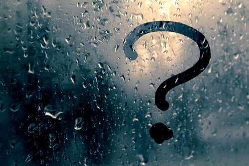 Fensterscheibe, auf die ein Fragezeichen gezeichnet wurde - Hyperrationalisierung