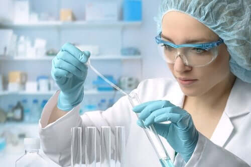 Eine Wissenschaftlerin in einem Labor.