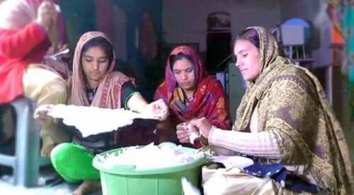 Indische Frauen stellen Binden her.