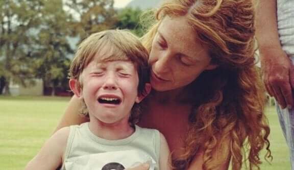 Ein Junge weint und eine Mutter versucht ihm zu helfen. 