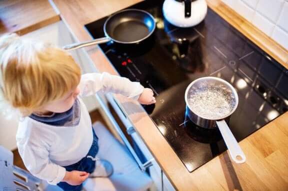 Erste Hilfe bei Kindern - Verbrennungen kommen meistens in der Küche vor. 
