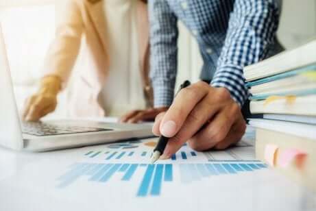 Zwei Leute, die einige Diagrammdiagramme analysieren.