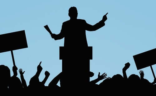 Politiker hält eine Rede