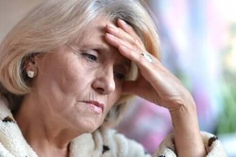 Depressive ältere Frau