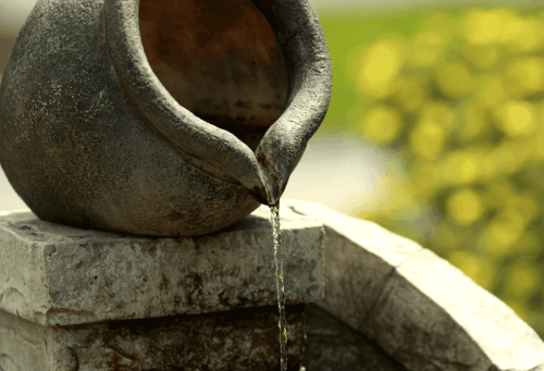 Im Sommer wurde im Dorf der drei Männer das Wasser knapp, es herrschte Dürre.