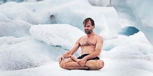 Wim Hof auf Eis.