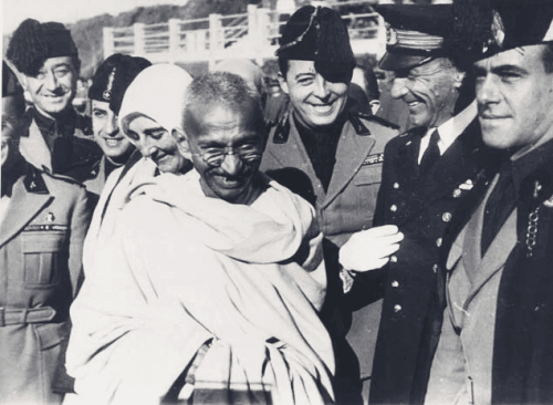 Gandhi von Menschen umgeben.