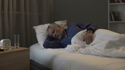 Menschen mit einer REM-Schlafstörung können sich beim Träumen bewegen
