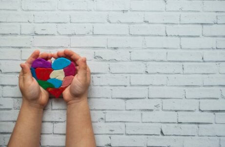 ein Plastilinherz in den Händen eines Kindes - was tun bei gesitigen Behinderungen?