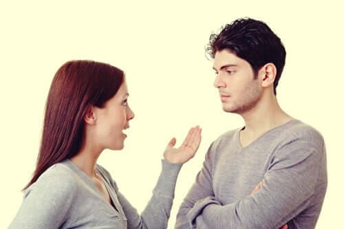 Mann und Frau, die miteinander diskutieren - Besserwisser