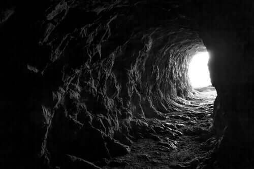 Licht am Ende einer Höhle - Sandmann