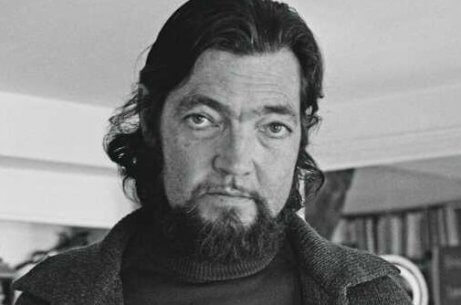 Ein Bild, das Julio Cortázar zeigt, als er ein bisschen älter war, mit Bart, von der Brust hoch.
