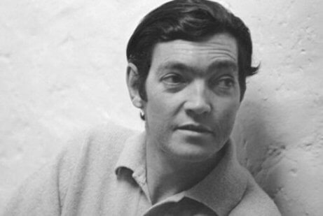 Ein Schwarzweißfoto von Cortazar, als er jung war, das ihn von oben zeigt.