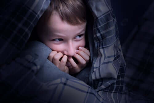 Kind, das mit großer Angst im Bett liegt - Sandmann