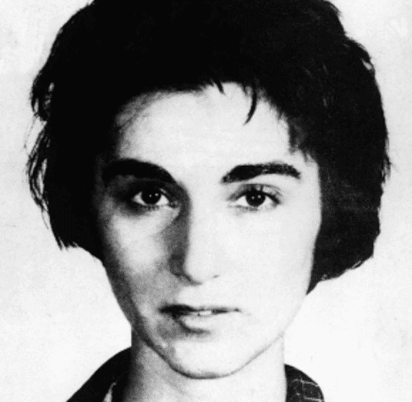 Ein Bild, das Kitty Genovese zeigt, die Frau, deren Mord den Begriff "Bystander-Effekt" inspirierte, von Kopf bis Fuß.