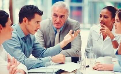 Mann, der in einem Meeting in der Arbeit spricht - Besserwisser