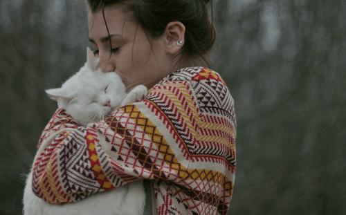 Kama Muta - Frau mit Katze