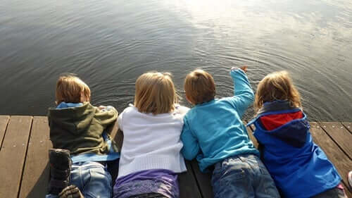 beim Spielen am Wasser