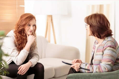 Therapiegespräch mit Klientin. Warum studieren mehr Frauen Psychgologie?