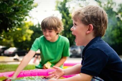 spielende Kinder