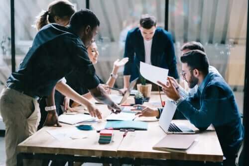 Die Wirtschaftspsychologie ist auf alle Faktoren spezialisiert, die einen Einfluss auf die Entwicklung von Arbeitsaufgaben haben können