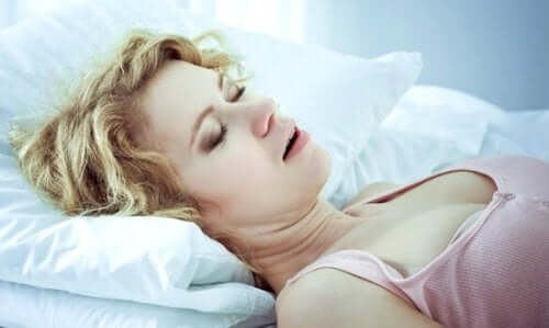 Eine Frau mit Hypersomnie schläft.