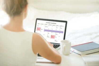 Eine Frau, die an einem Computer arbeitet.