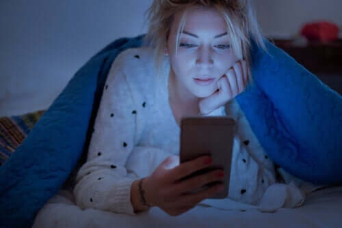 Motte - Frau mit Handy