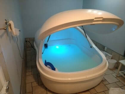 Ein Isolationstank fürs Floating in einem Spa.