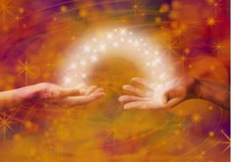 Energie geht von einer Hand zur anderen.