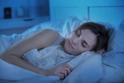 Eine Frau, die gute Schlafhygiene übt.