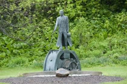 Eine Statue von Nikola Tesla.