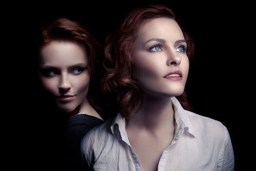 Die zwei Gesichter einer Frau. Gedankenkontrolle.