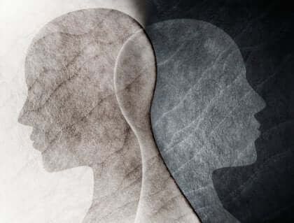 Zwei menschliche Profile überlagern sich.