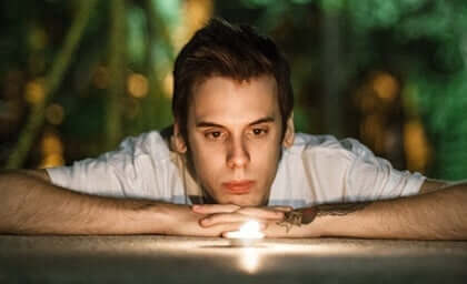 Durchhaltevermögen - Junge vor Kerze