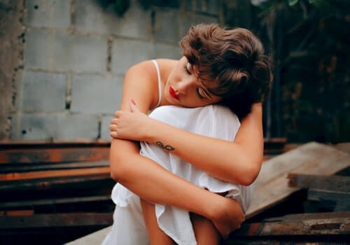 betrübt - Frau mit Kissen