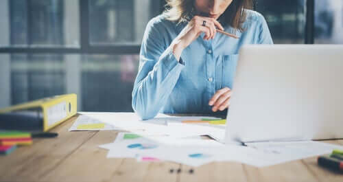 Gig-Economy - Frau im Büro