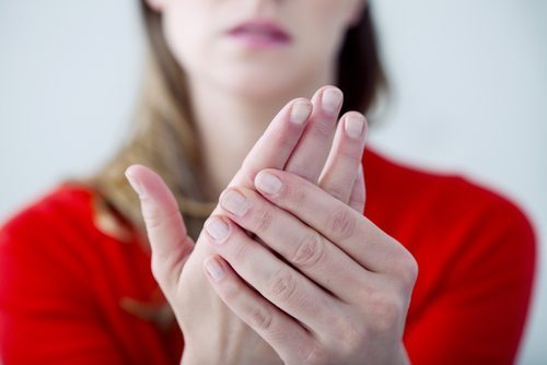 Wie Opiate, hemmt Enkephalin die neuronale Aktivität, indem es die Natriumpermeabilität in deinem Gehirn verringert
