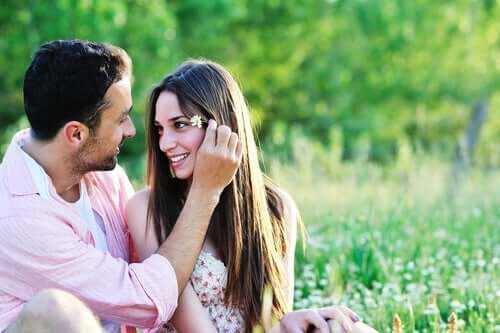 Es gibt viele Theorien über die Rolle der körperlichen Anziehung in der Liebe und in Beziehungen