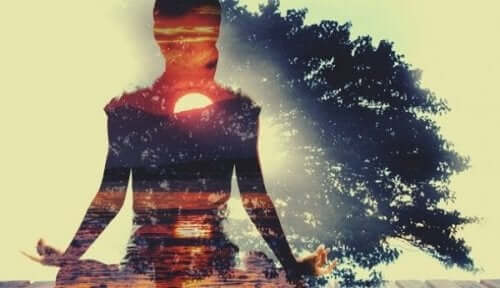 Eine Frau, die Selbstfürsorge praktiziert.