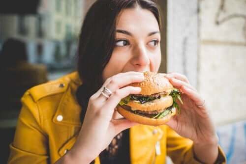Genauso wie es Hinweise auf die negativen Auswirkungen von Junk Food auf das Gehirn gibt, hat eine gesunde Ernährung positive Auswirkungen auf die Gesundheit.